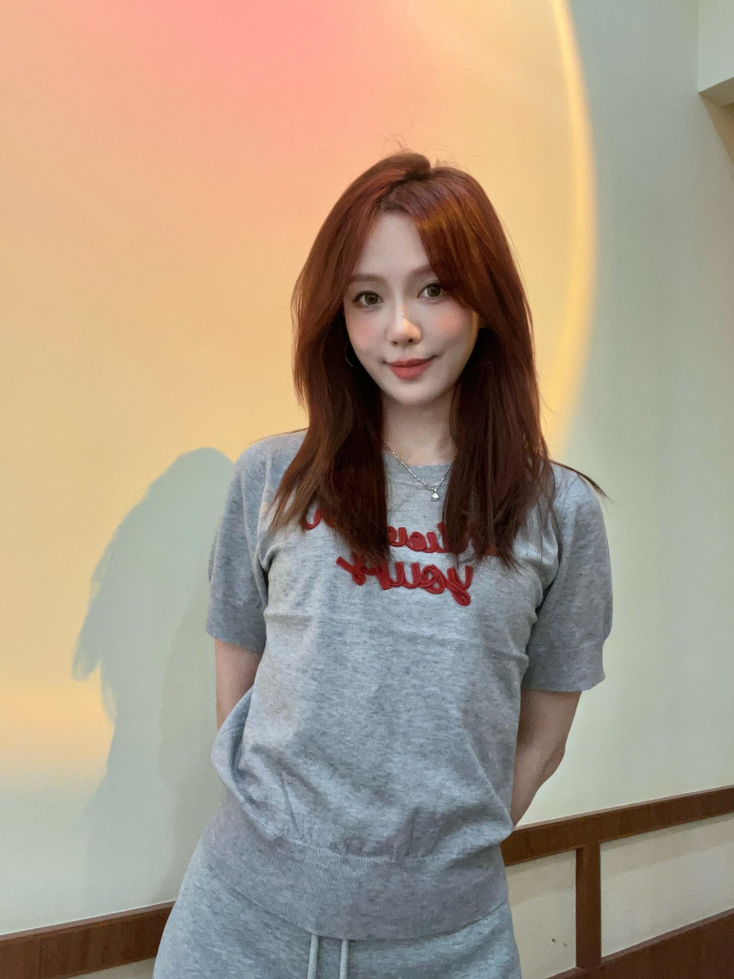 （Xả Kho） T-Shirt Dệt Kim Croptop Nữ Phong Cách Hàn Quốc, Tay Ngắn Thêu Chữ Đơn Giản, Cổ Tròn, Áo Mùa Hè Mát Mẻ, Thoáng Khí, Dễ Phối Đồ, Style Dopamine, Áo Croptop Hot Trend