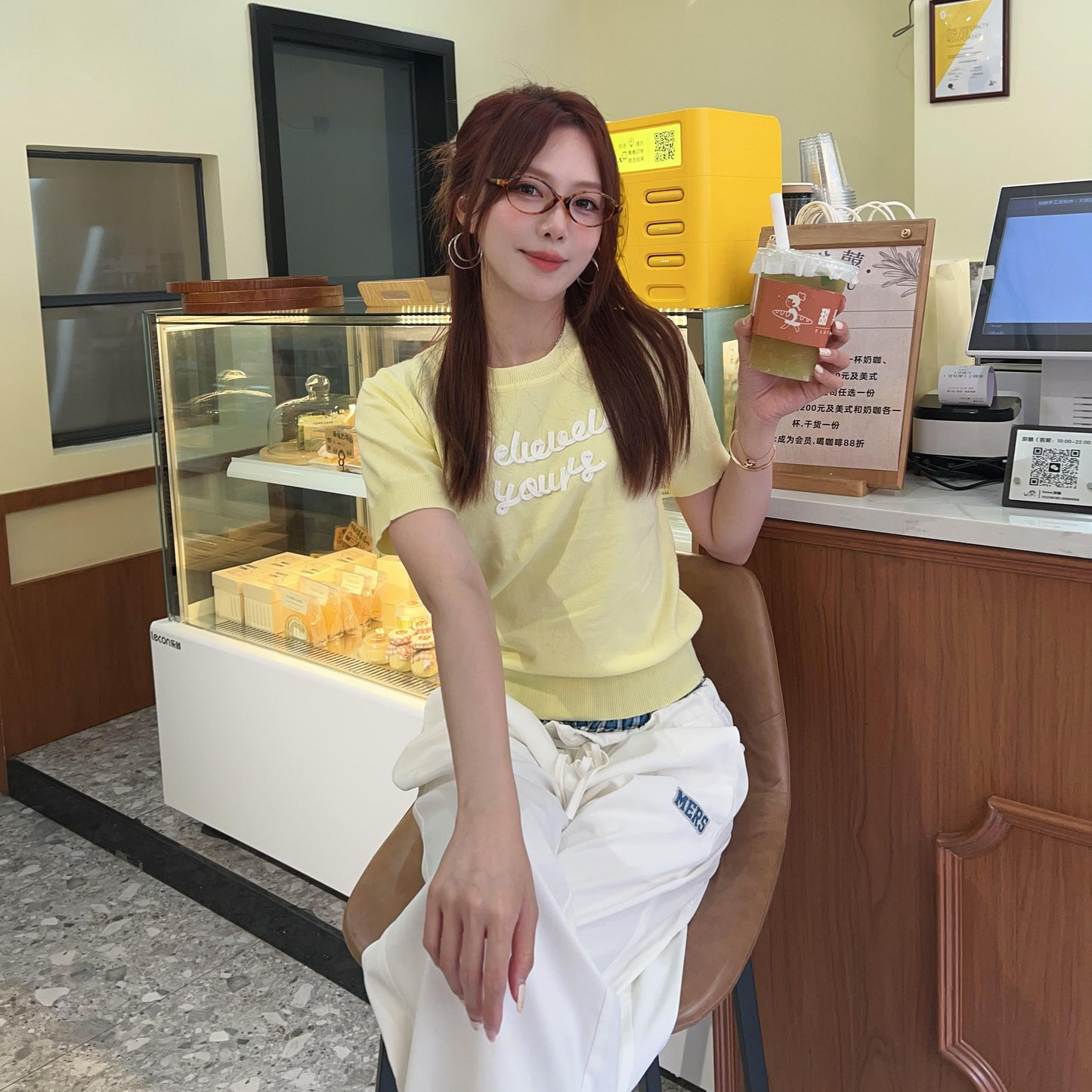 （Xả Kho） T-Shirt Dệt Kim Croptop Nữ Phong Cách Hàn Quốc, Tay Ngắn Thêu Chữ Đơn Giản, Cổ Tròn, Áo Mùa Hè Mát Mẻ, Thoáng Khí, Dễ Phối Đồ, Style Dopamine, Áo Croptop Hot Trend