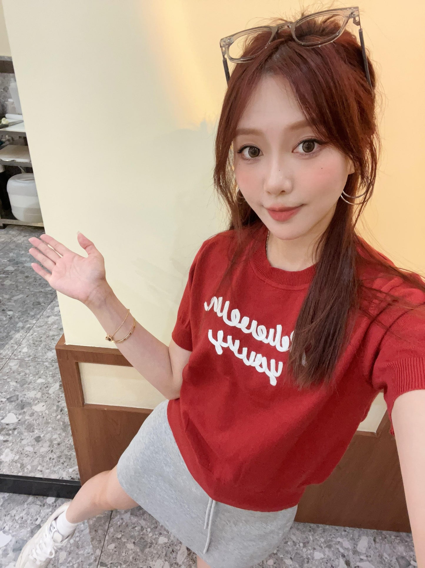 （Xả Kho） T-Shirt Dệt Kim Croptop Nữ Phong Cách Hàn Quốc, Tay Ngắn Thêu Chữ Đơn Giản, Cổ Tròn, Áo Mùa Hè Mát Mẻ, Thoáng Khí, Dễ Phối Đồ, Style Dopamine, Áo Croptop Hot Trend