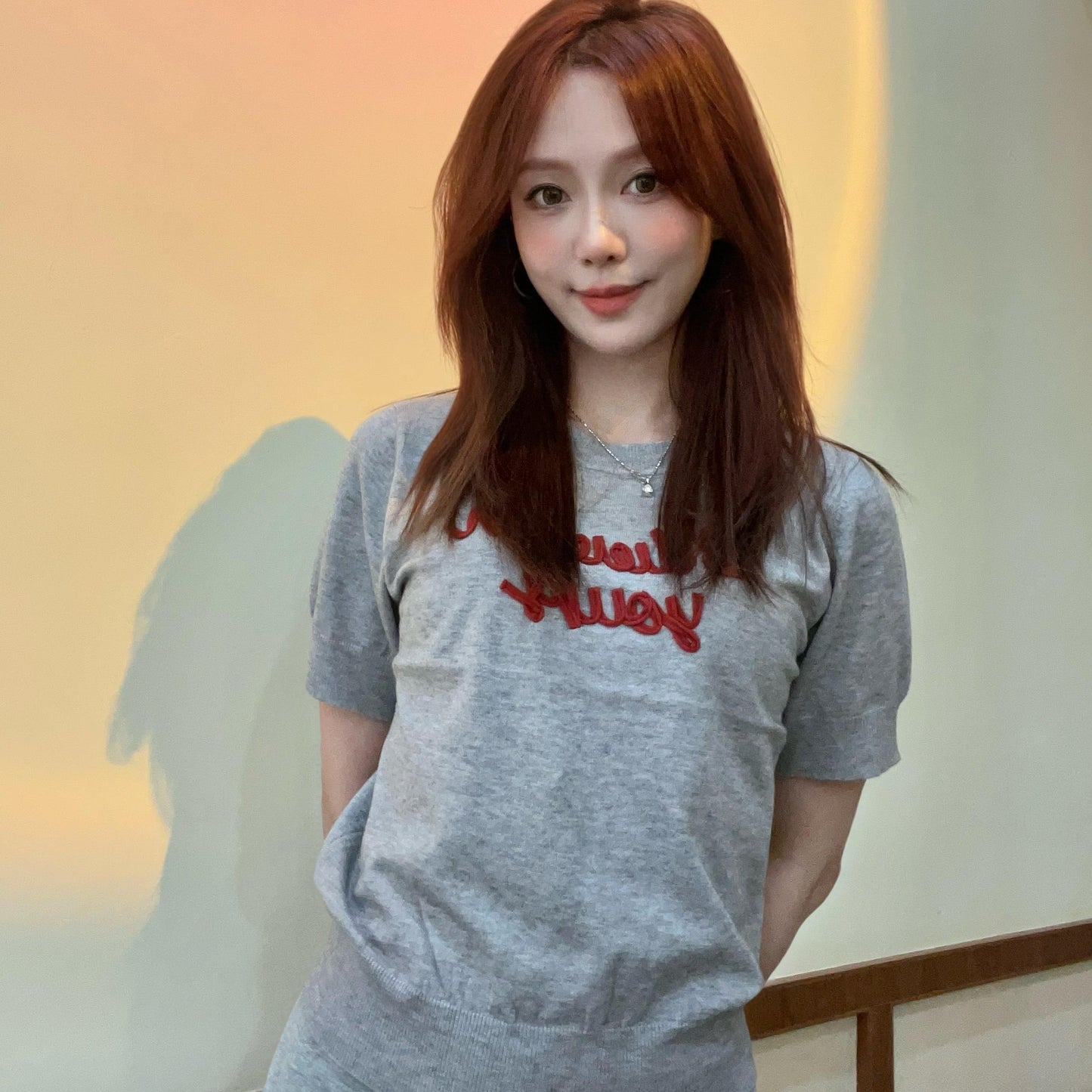 （Xả Kho） T-Shirt Dệt Kim Croptop Nữ Phong Cách Hàn Quốc, Tay Ngắn Thêu Chữ Đơn Giản, Cổ Tròn, Áo Mùa Hè Mát Mẻ, Thoáng Khí, Dễ Phối Đồ, Style Dopamine, Áo Croptop Hot Trend