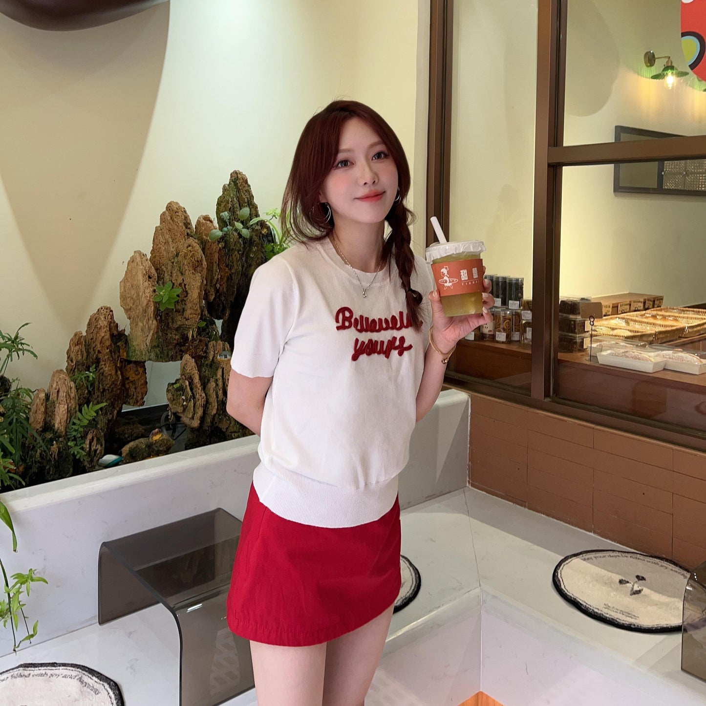 （Xả Kho） T-Shirt Dệt Kim Croptop Nữ Phong Cách Hàn Quốc, Tay Ngắn Thêu Chữ Đơn Giản, Cổ Tròn, Áo Mùa Hè Mát Mẻ, Thoáng Khí, Dễ Phối Đồ, Style Dopamine, Áo Croptop Hot Trend